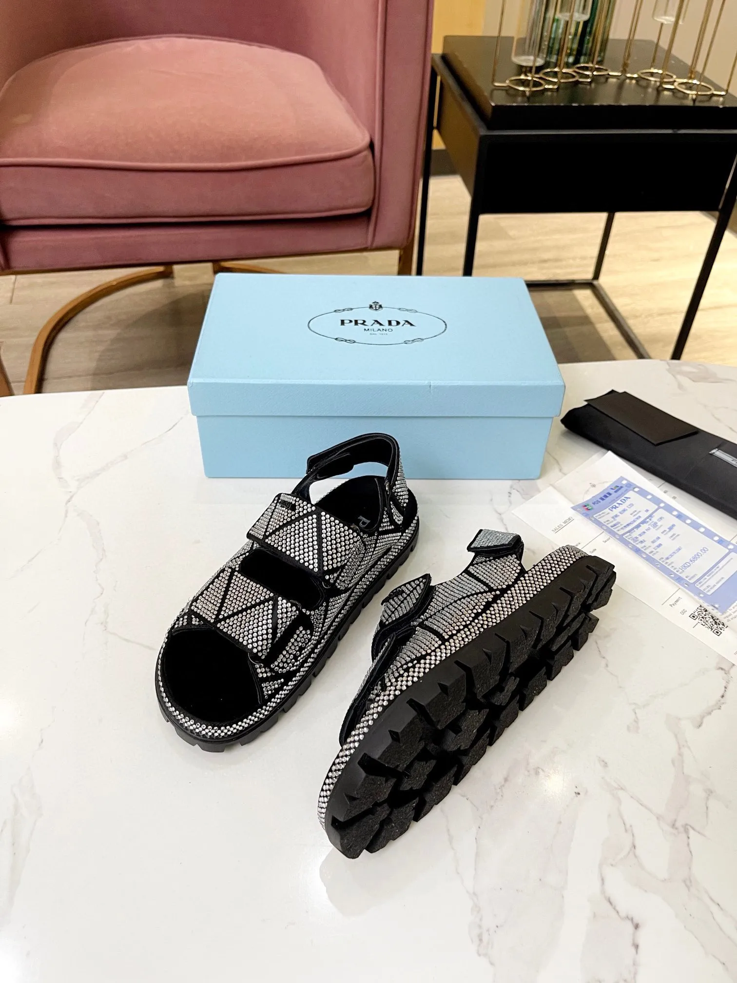 💕💕Factory direct selling price p600💕💕 𝐏𝐑𝐀𝐃𝐀 ｜𝟐𝟎𝟐3/𝐒𝐒 𝐧𝐞𝐰 High version 💯💯💯 Parda 2023/fw new series Prada triangle logo rhinestone counter [authentic grade] version‼ ️Purchase ZP customization, the highest version on the market‼ ️ The original development shoe shape is super correct ‼ ️Highest restoration shoe type ‼ ️ Very good wrapping, slimming, high-end, super comfortable ‼ ️ Upper: imported silk, lining: lambskin, customized molding with iconic logo triangle buckle, outsole: original molding + hot-drilling process + pure handmade precision production. Code number: 35-39 (40, 41, customizable and non-returnable)
